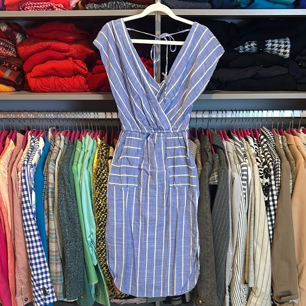 Universal Thread blue/white striped rounded hem tie back v neck dress size XS